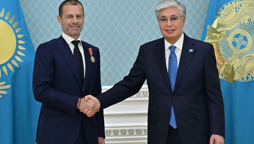 Токаев вручил президенту УЕФА орден «Достык» II степени