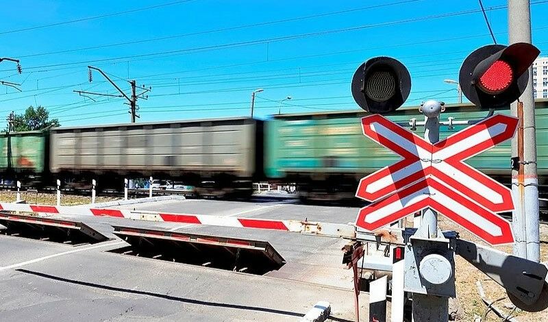 Поезд экстренно затормозил из-за трактора на путях в Кызылординской области