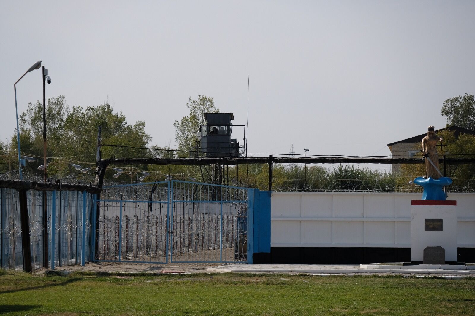 Нудист за решёткой