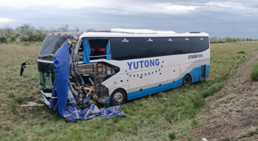 Водитель автобуса погиб в ДТП с грузовиком в Актюбинской области