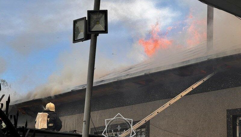 Крупный пожар в частном жилом доме тушат в Алматы