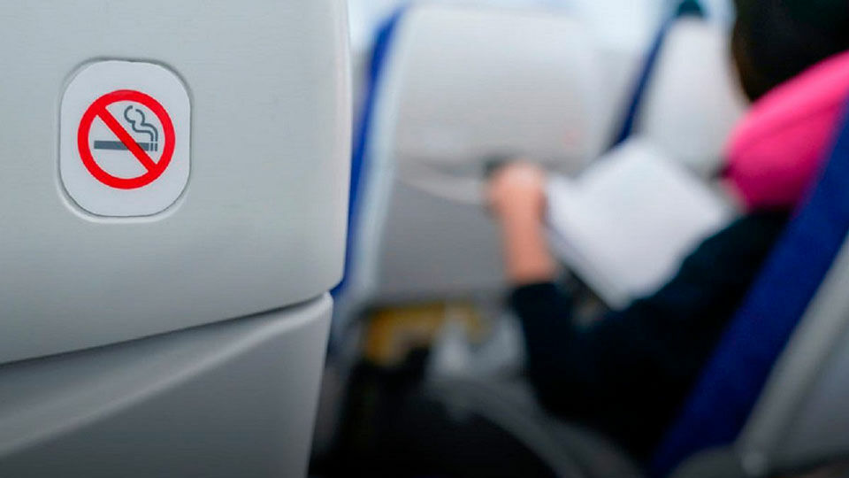 50 человек оштрафовали за курение в самолете в Казахстане за четыре месяца