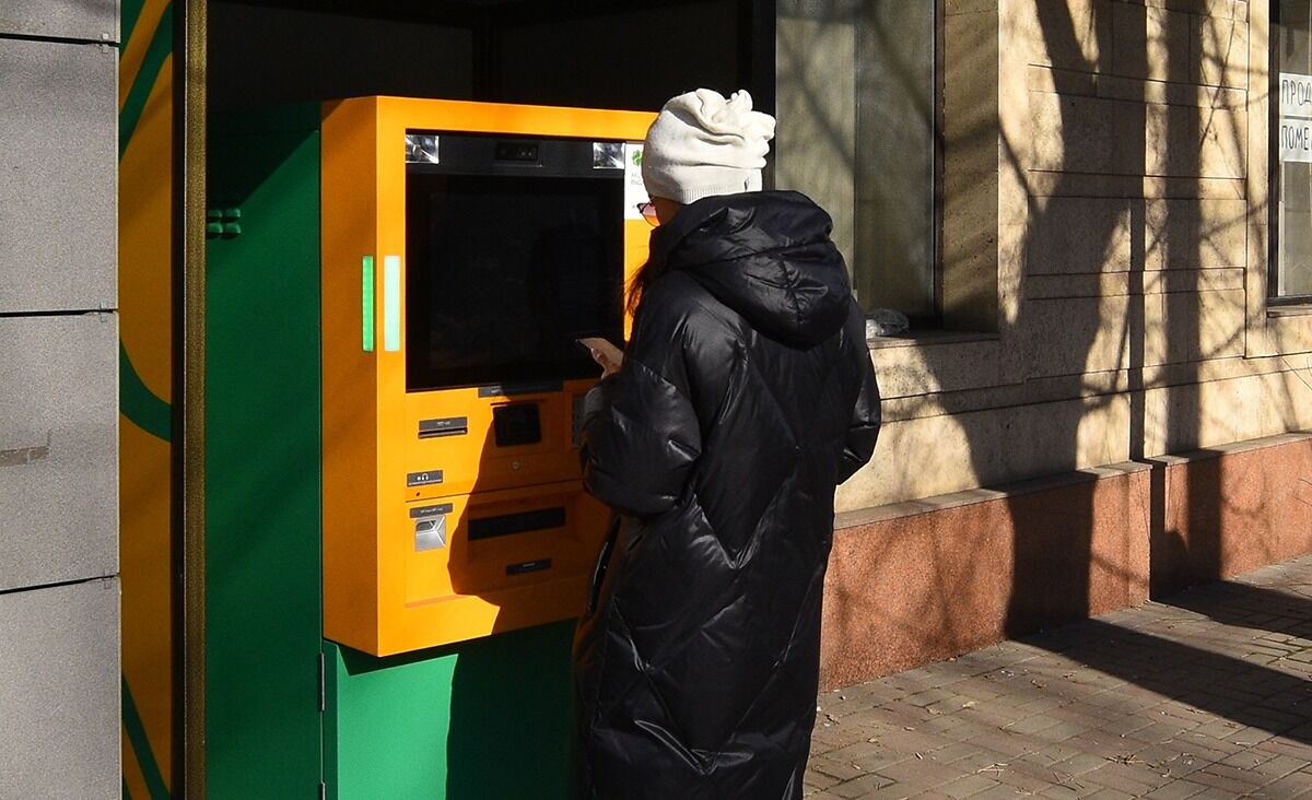 Поймал за руку