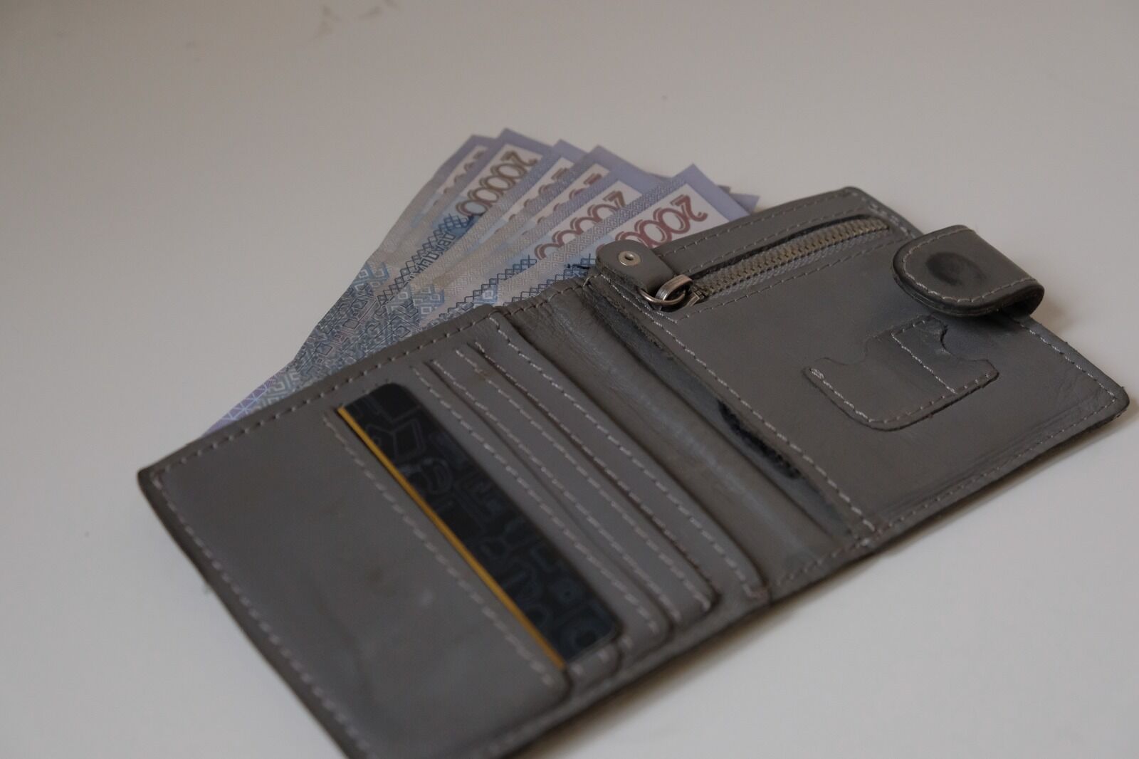 На 833 млрд тенге выросли депозиты за апрель в Казахстане