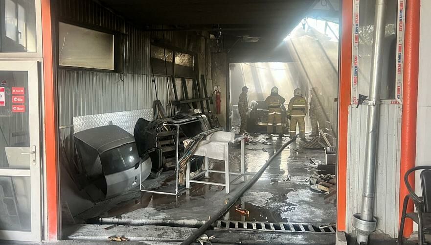 Пожар на СТО произошел в Алматы