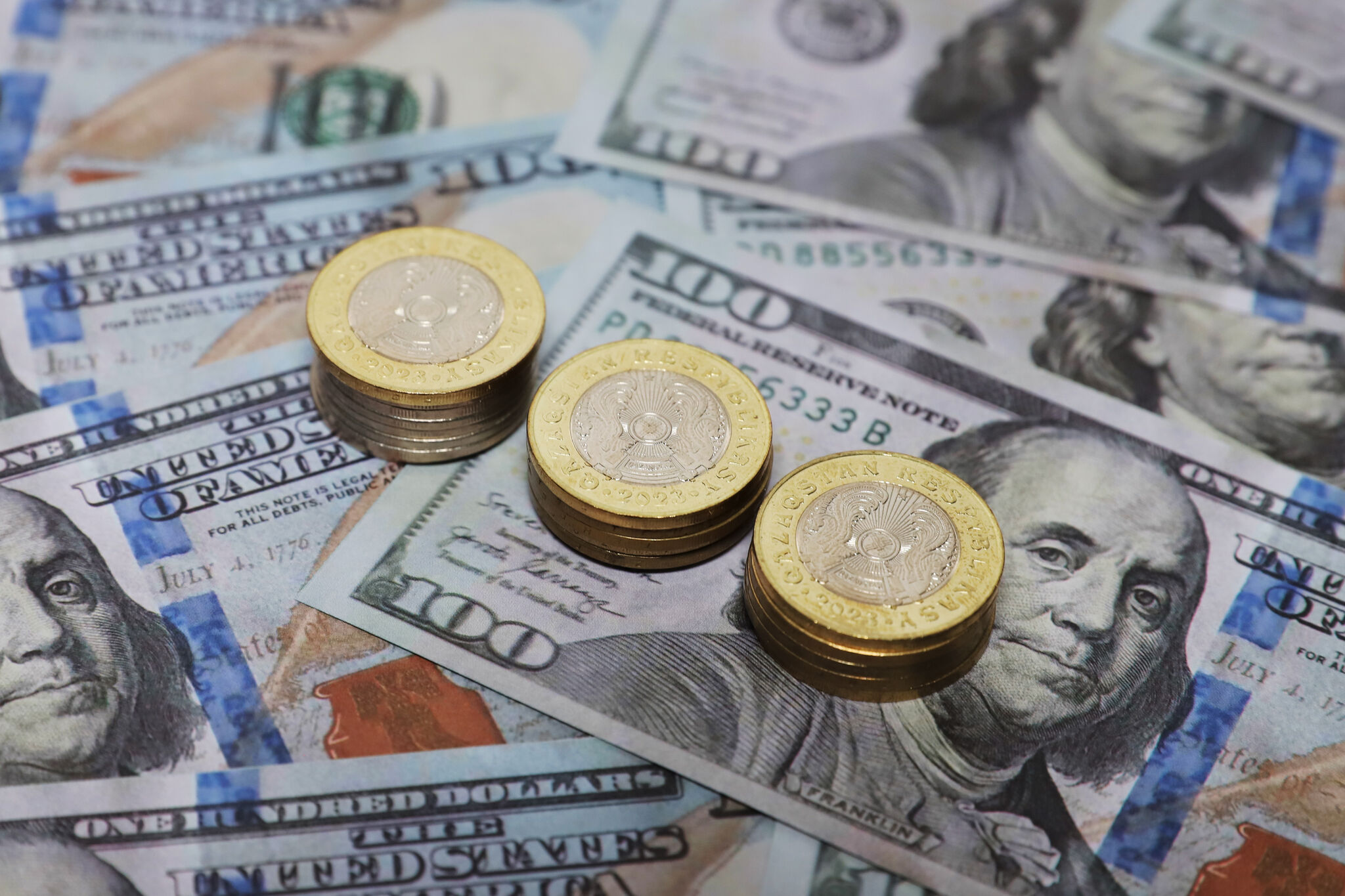 Сократилась покупка-продажа долларов и евро в обменниках в апреле