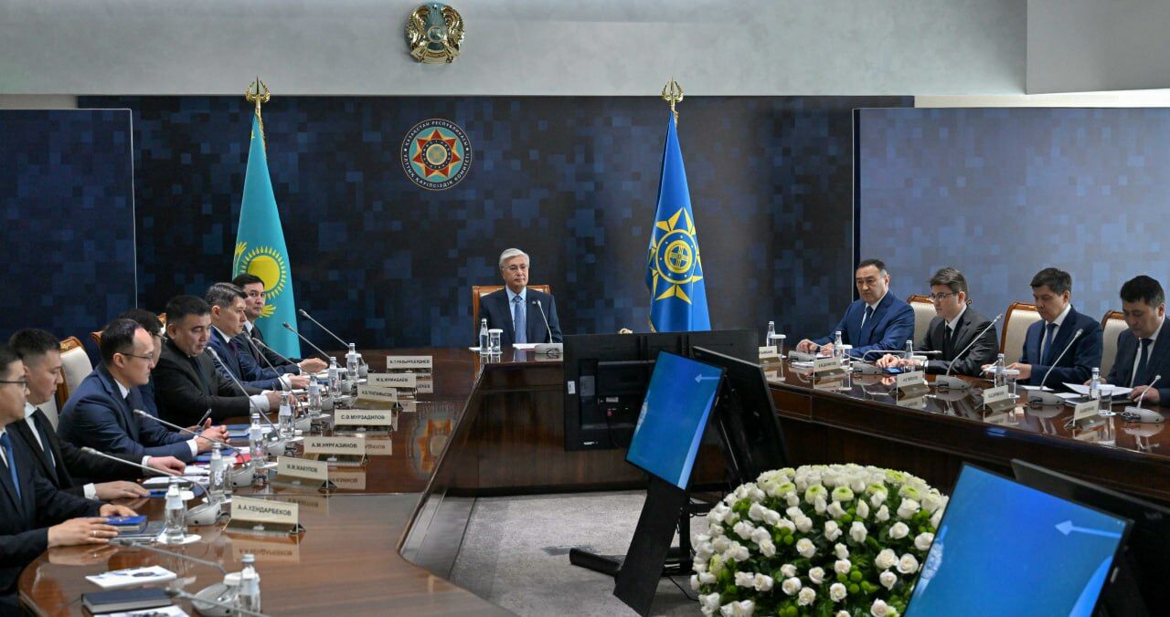 Глава государства провел совещание с руководящим составом Комитета национальной безопасности