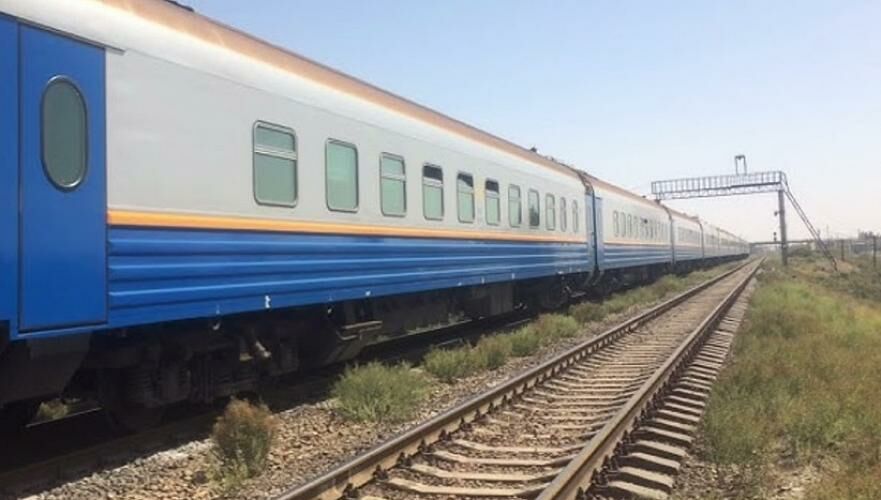 Водитель автобуса выехал на жд-переезд перед ехавшим поездом и сбежал в Жамбылской области