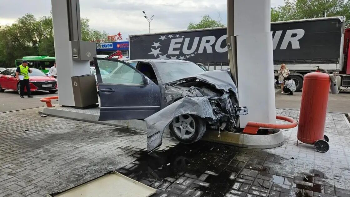 Lexus врезался в АЗС в Алматы