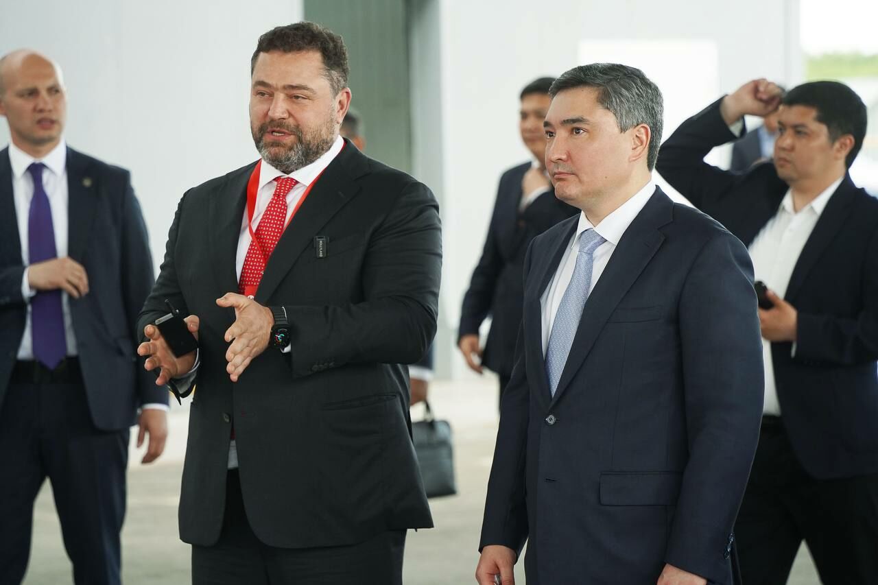 Олжас Бектенов в Алматы ознакомился с развитием цифровой торговли на примере инфраструктуры Kaspi.kz