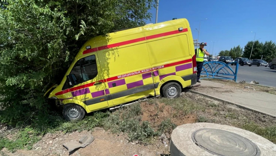 Ребенок и трое взрослых пострадали в ДТП с участием «скорой» в Уральске