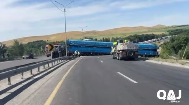 Движение на трассе Тараз – Шымкент ограничили из-за ДТП с крупногабаритным грузовиком