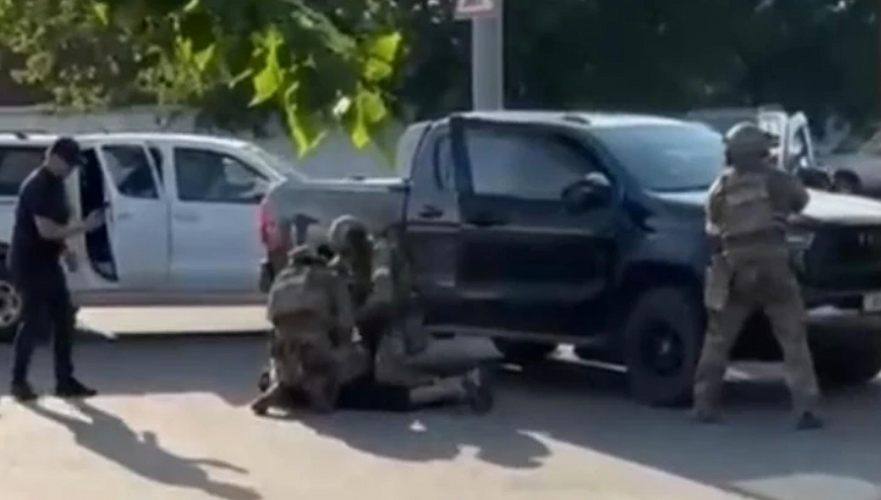 Подозреваемую в вымогательстве группу задержали в Уральске