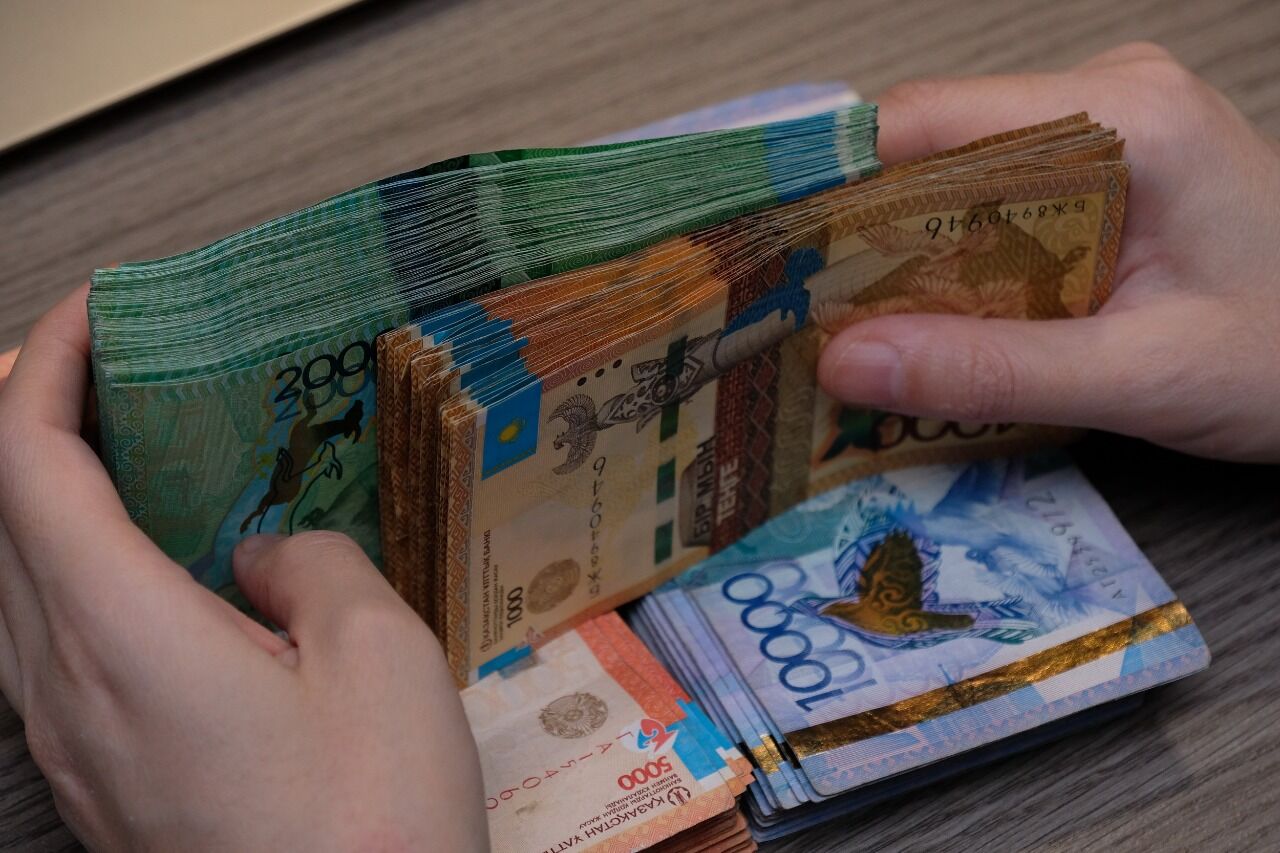 Подмахнул  не глядя