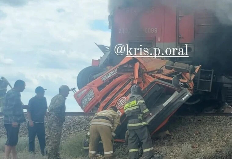 Водитель погиб при столкновении грузовика с тепловозом в ЗКО
