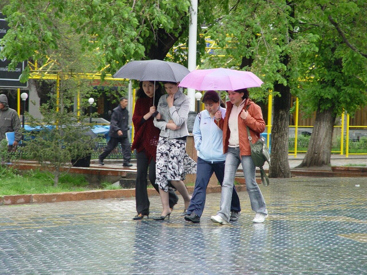 Сильные дожди и град ожидаются в среду в ряде регионов Казахстана