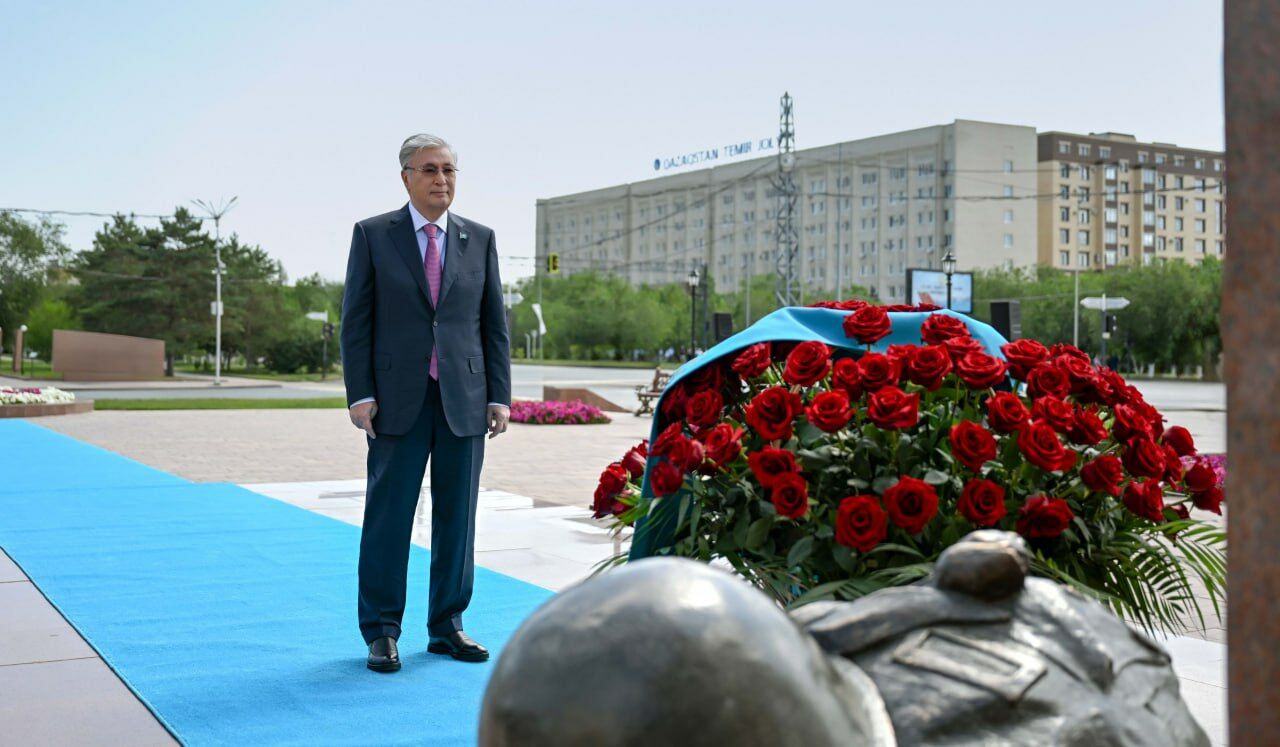 Токаев возложил цветы к мемориальному комплексу Алии Молдагуловой