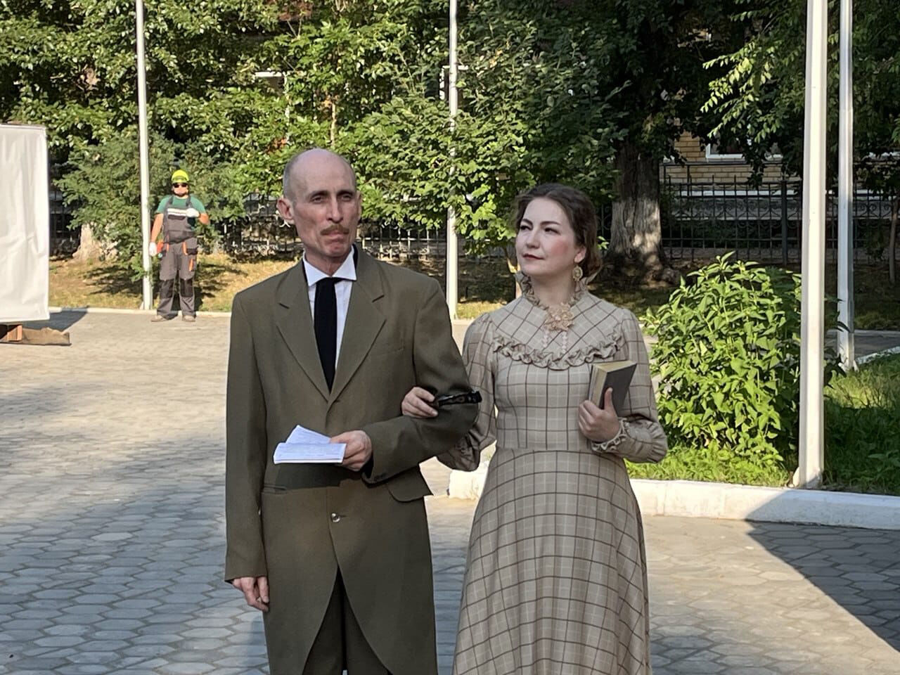 Может, прогуляемся?