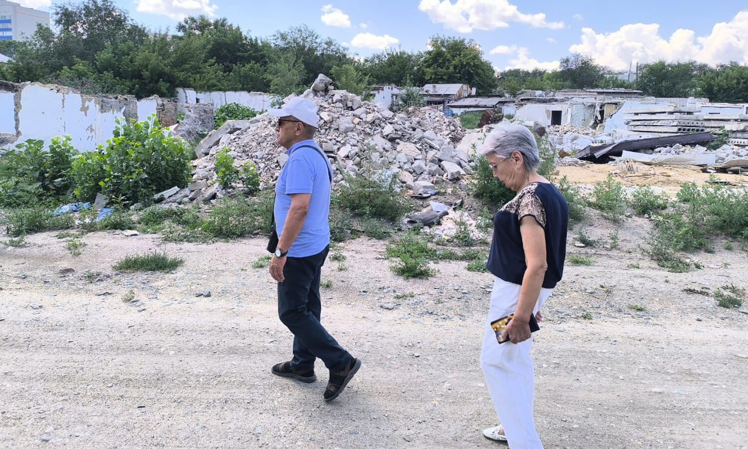 Обнять и плакать