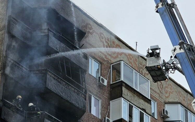Четыре лоджии на трех этаж жилой многоэтажки сгорели в Павлодаре