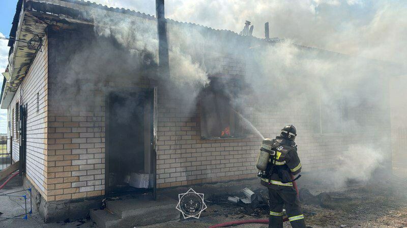 Крупный пожар произошел в частном доме в области Абай