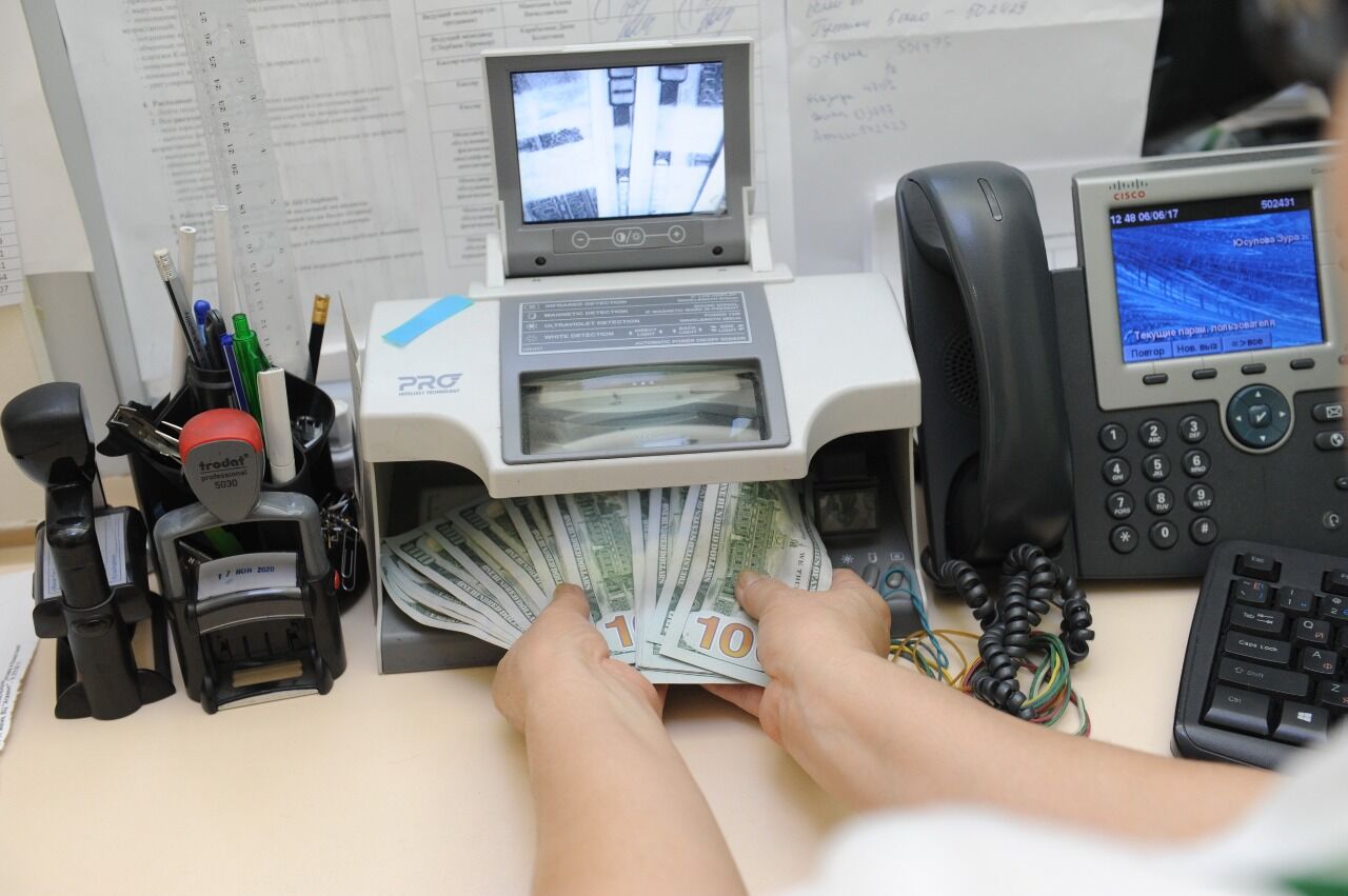 На 132 млрд тенге сократились срочные вклады казахстанцев в валюте за май