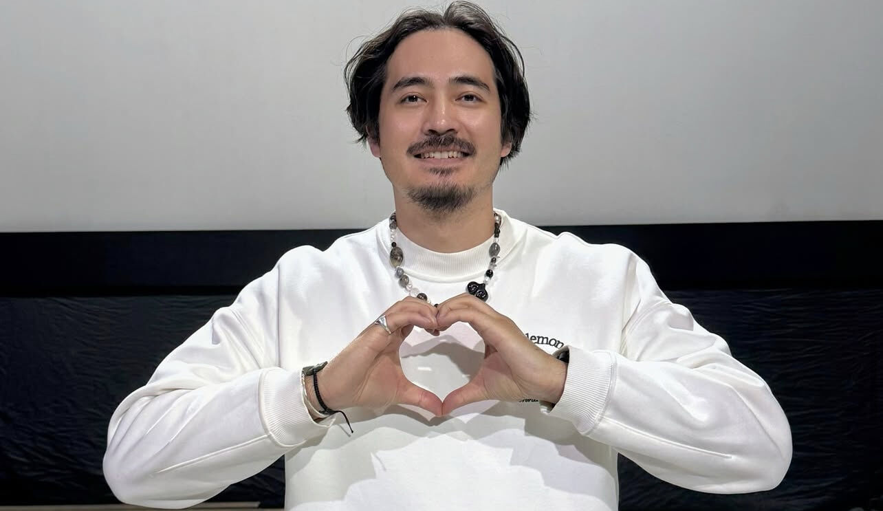 Раздал доллары без шума