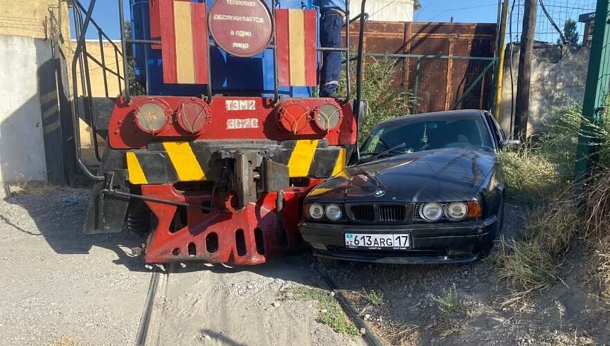 Легковушка столкнулась с маневровым тепловозом в Шымкенте