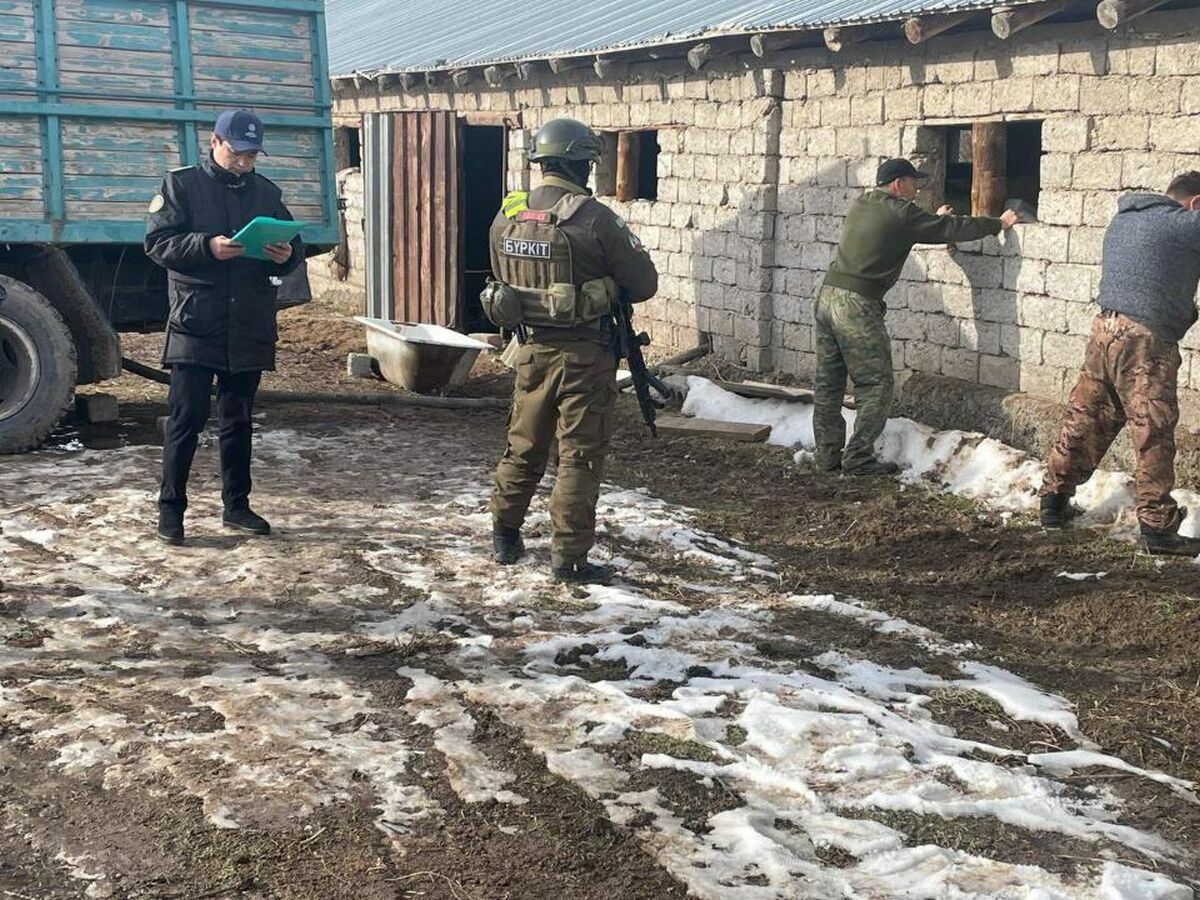 Канал перекрыли с обеих сторон