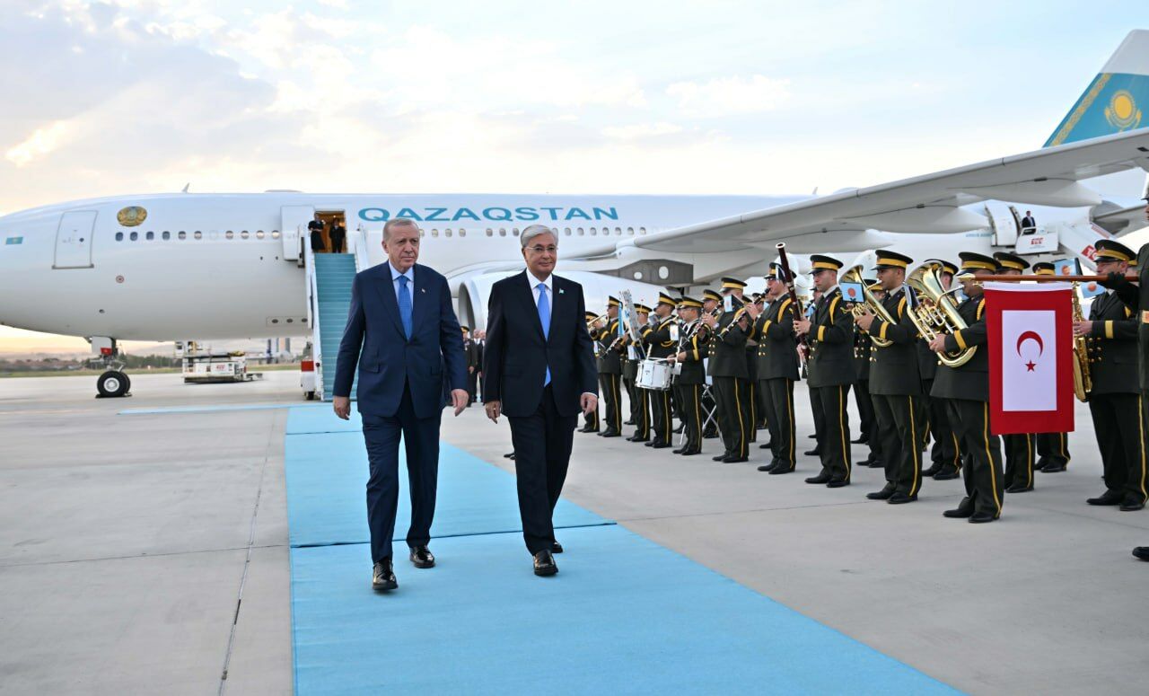 Глава государства прибыл с официальным визитом в Турцию