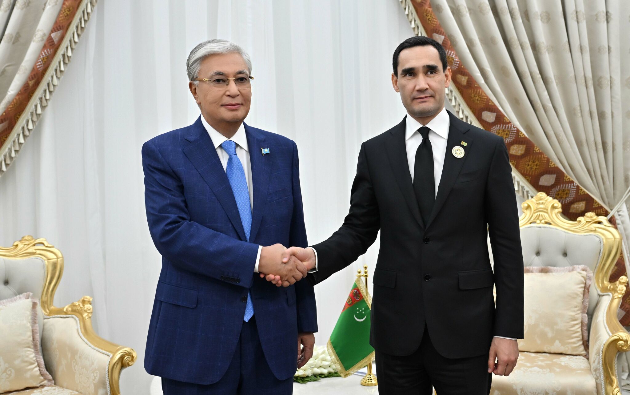 Глава государства провел встречу с Президентом Туркменистана Сердаром Бердымухамедовым