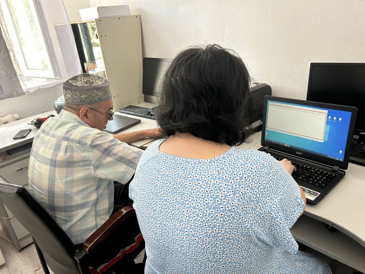 Кончиками пальцев