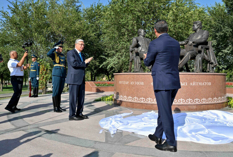 Касым-Жомарт Токаев и Садыр Жапаров открыли памятник «Золотой мост дружбы»
