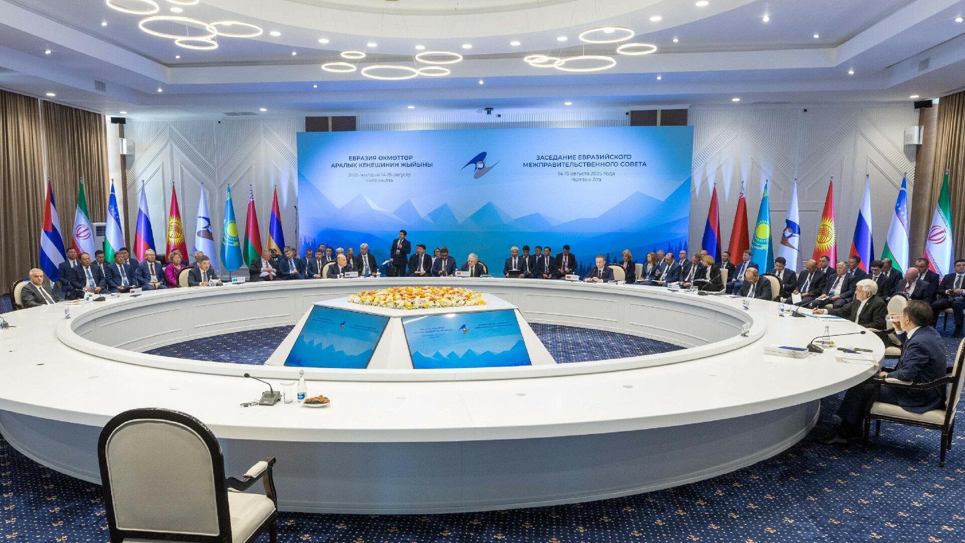 Укреплять  и развивать