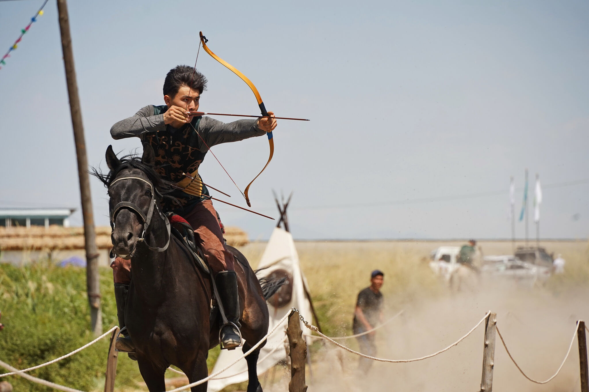 Коней седлают снайперы степей