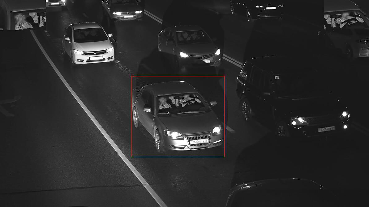 С другой стороны камеры