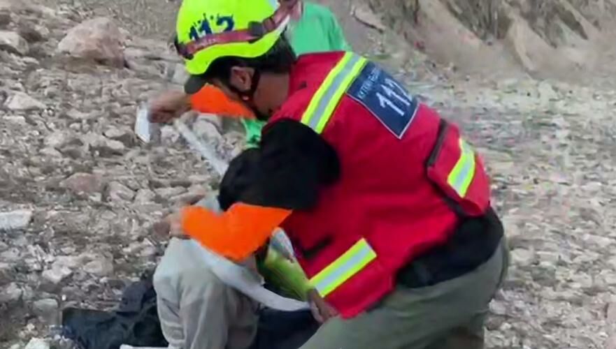 Мальчик эвакуирован с переломом после падения на него камня в горах Алматы