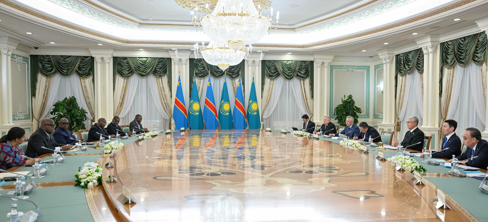Президенты Казахстана и Конго провели переговоры в расширенном формате