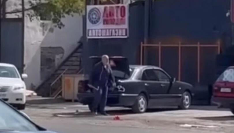 С молотком на прохожих