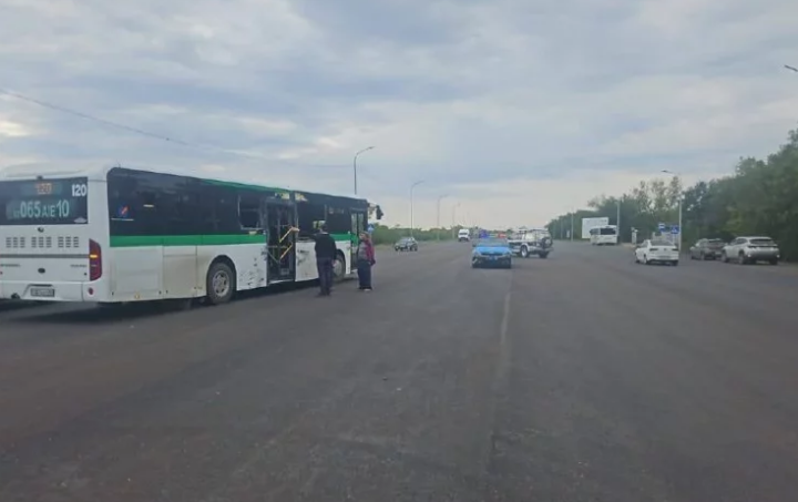 Трое пострадали в ДТП с автобусом и грузовиком на трассе в Костанайской области