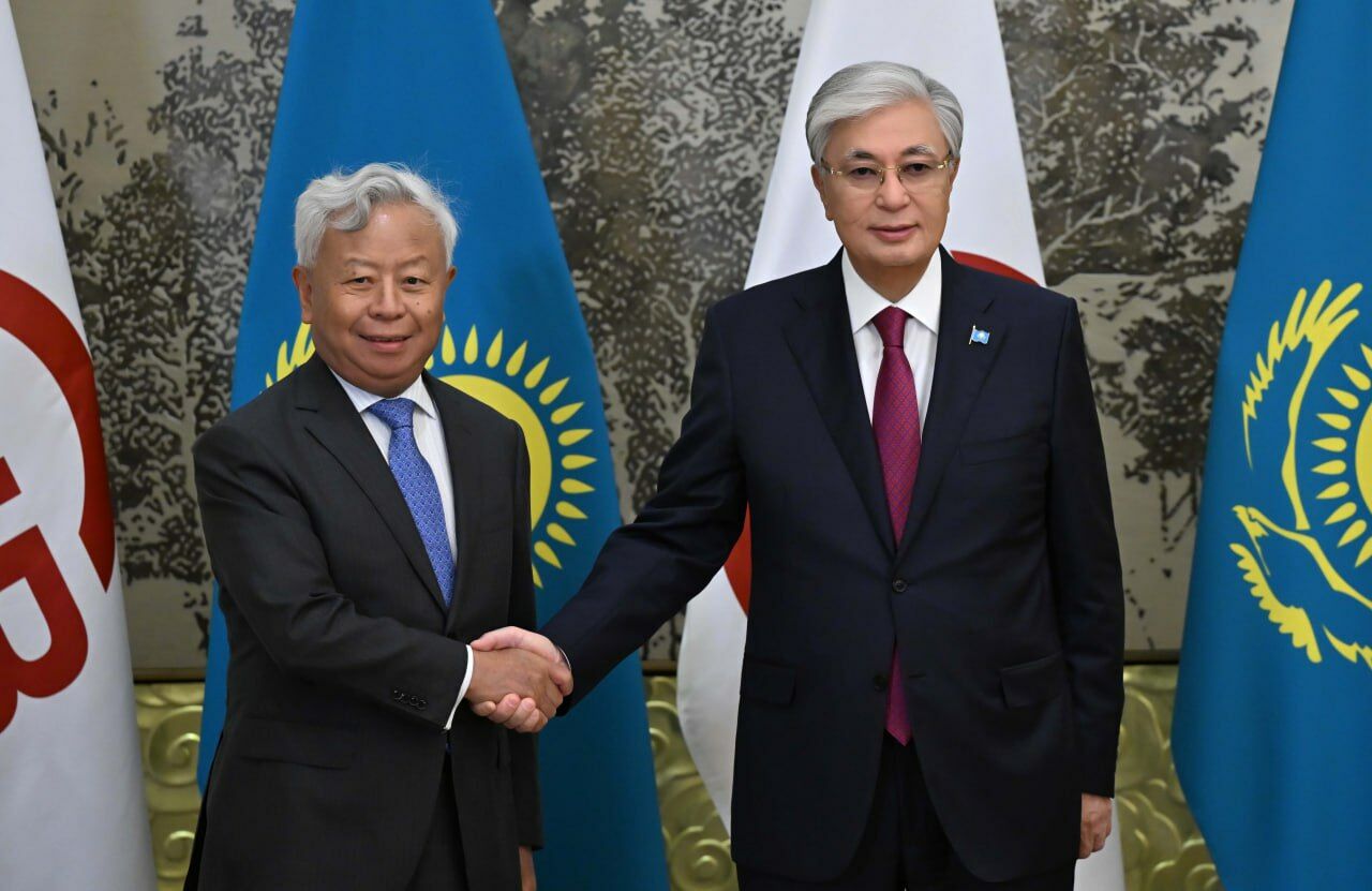 Состоялась встреча Главы государства с президентом Азиатского банка инфраструктурных инвестиций Цзинь Лицюном