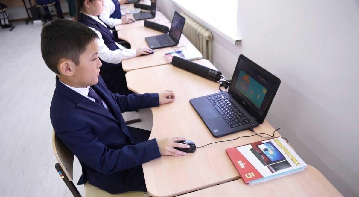Казахстан начнет обучение ИИ уже в школах