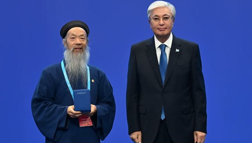 Токаев наградил ряд участников VIII съезда лидеров мировых и традиционных религий