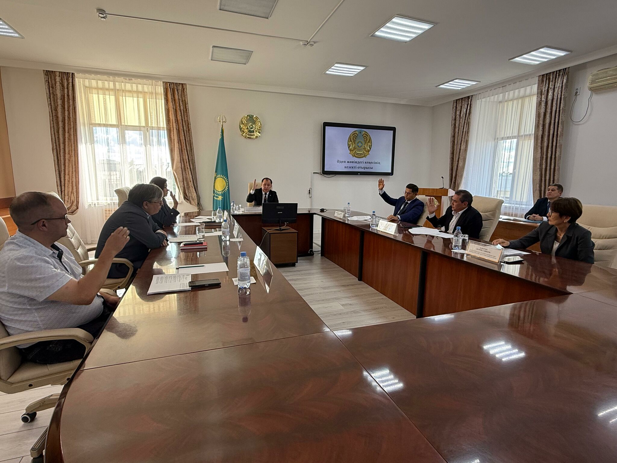 Опер про всех записал