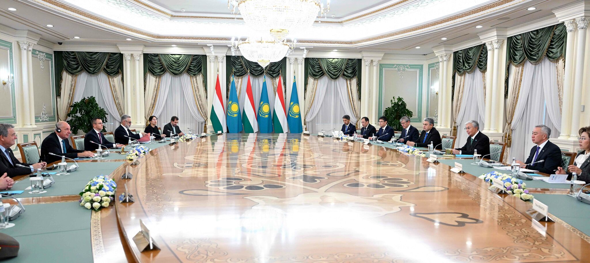 Президенты Казахстана и Венгрии провели переговоры в расширенном формате