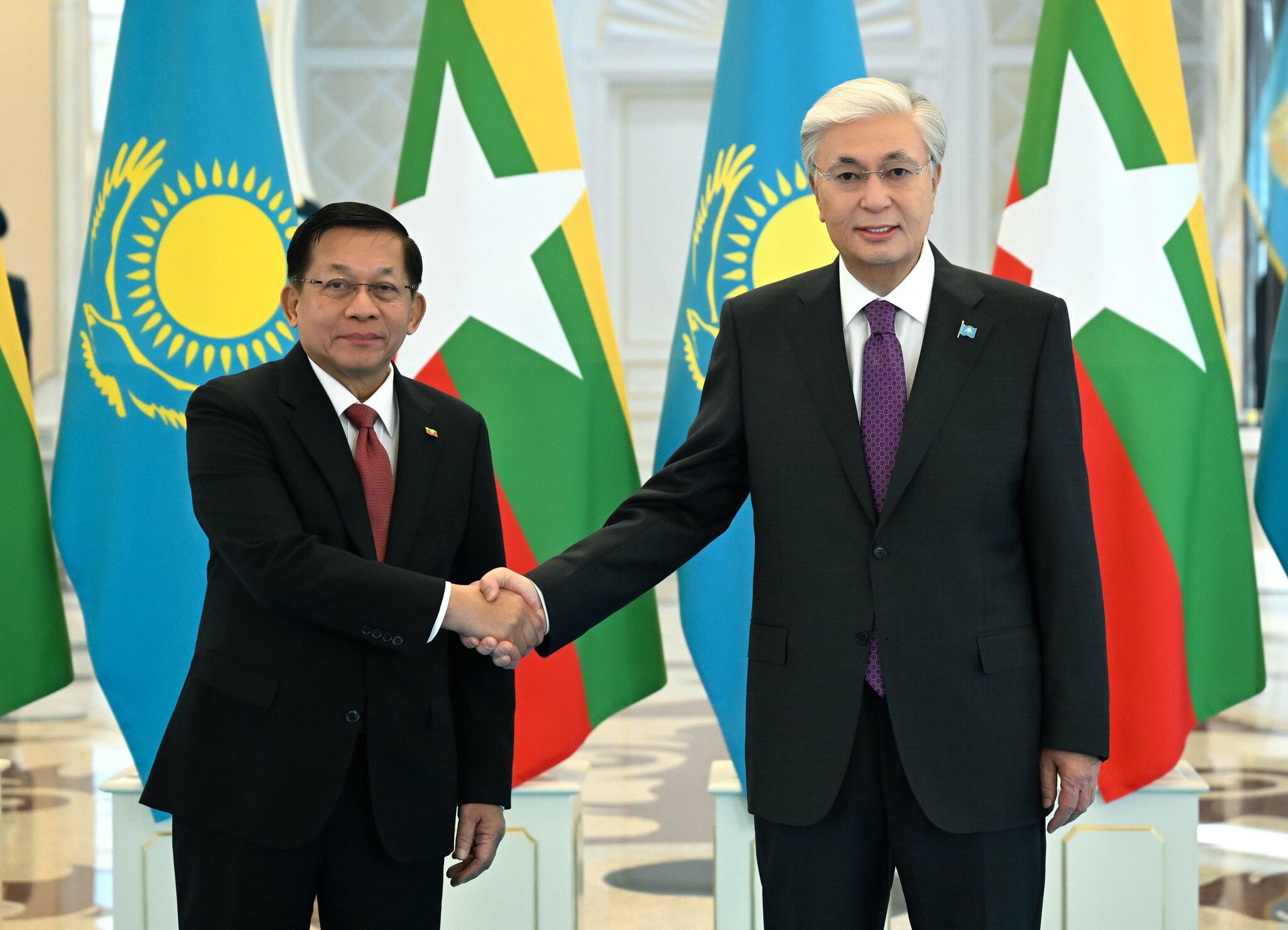 Токаев провел переговоры с исполняющим обязанности президента Мьянмы