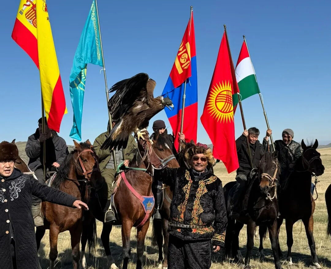 Қыз телефонмен мастурбация жасайды