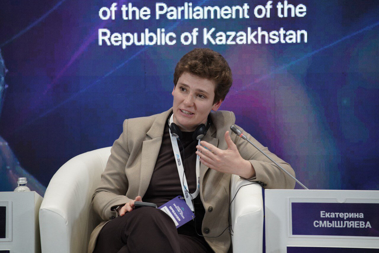 "ИИ-чиновник? А потом он зарплату попросит и в отпуск пойдёт"