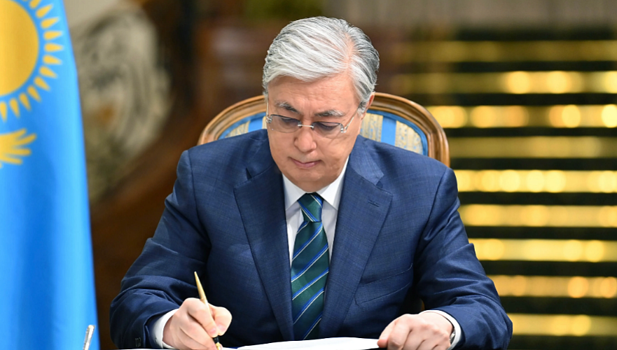 Токаев наградил ряд граждан ко Дню Республики