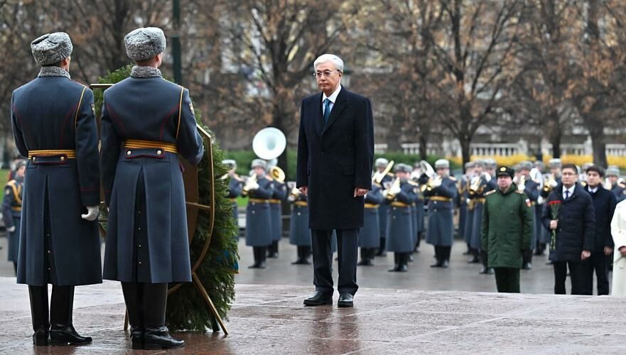 Токаев возложил цветы к Могиле неизвестного солдата в России